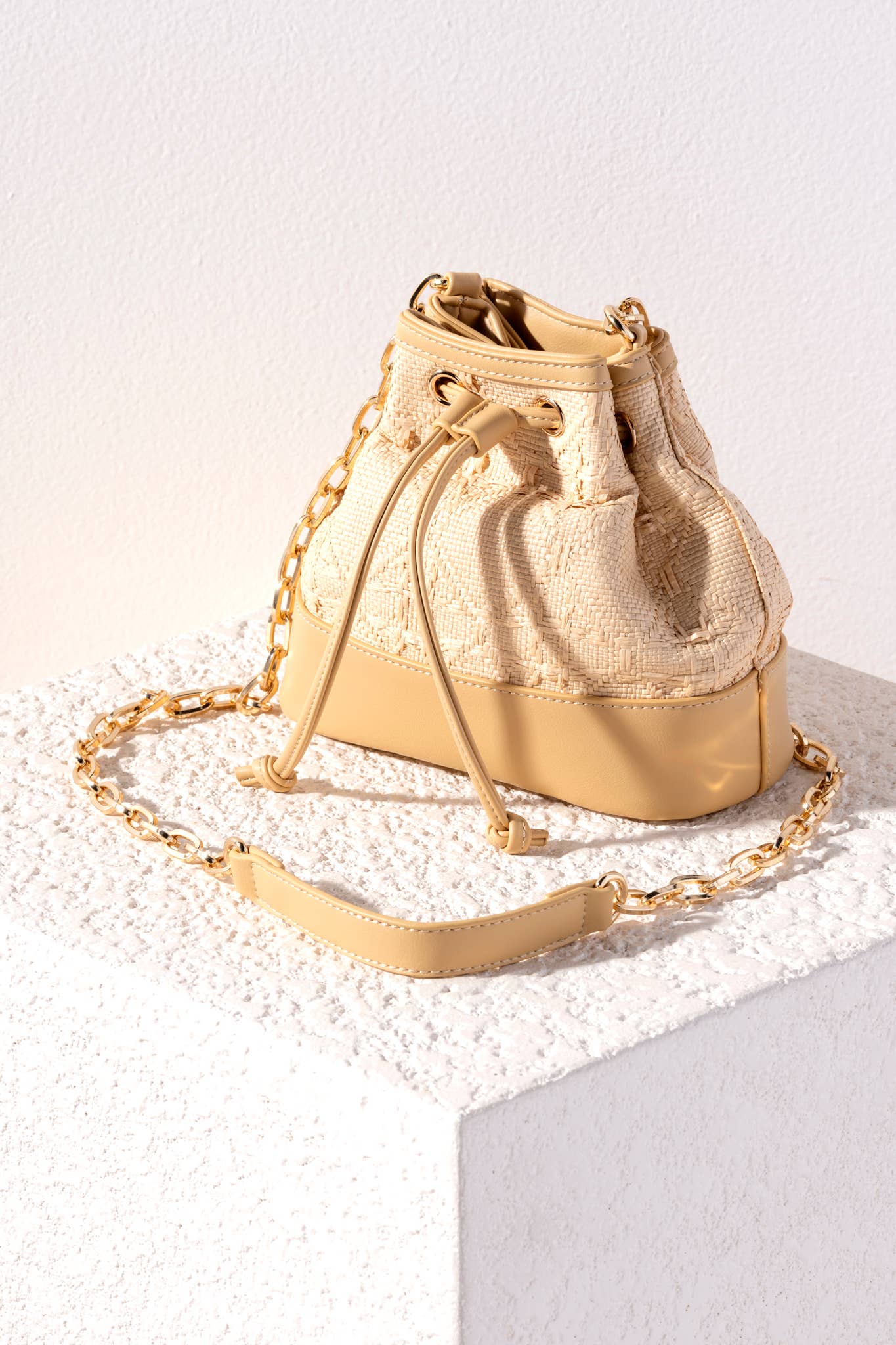 ADRIENNE BUCKET BAG: Straw