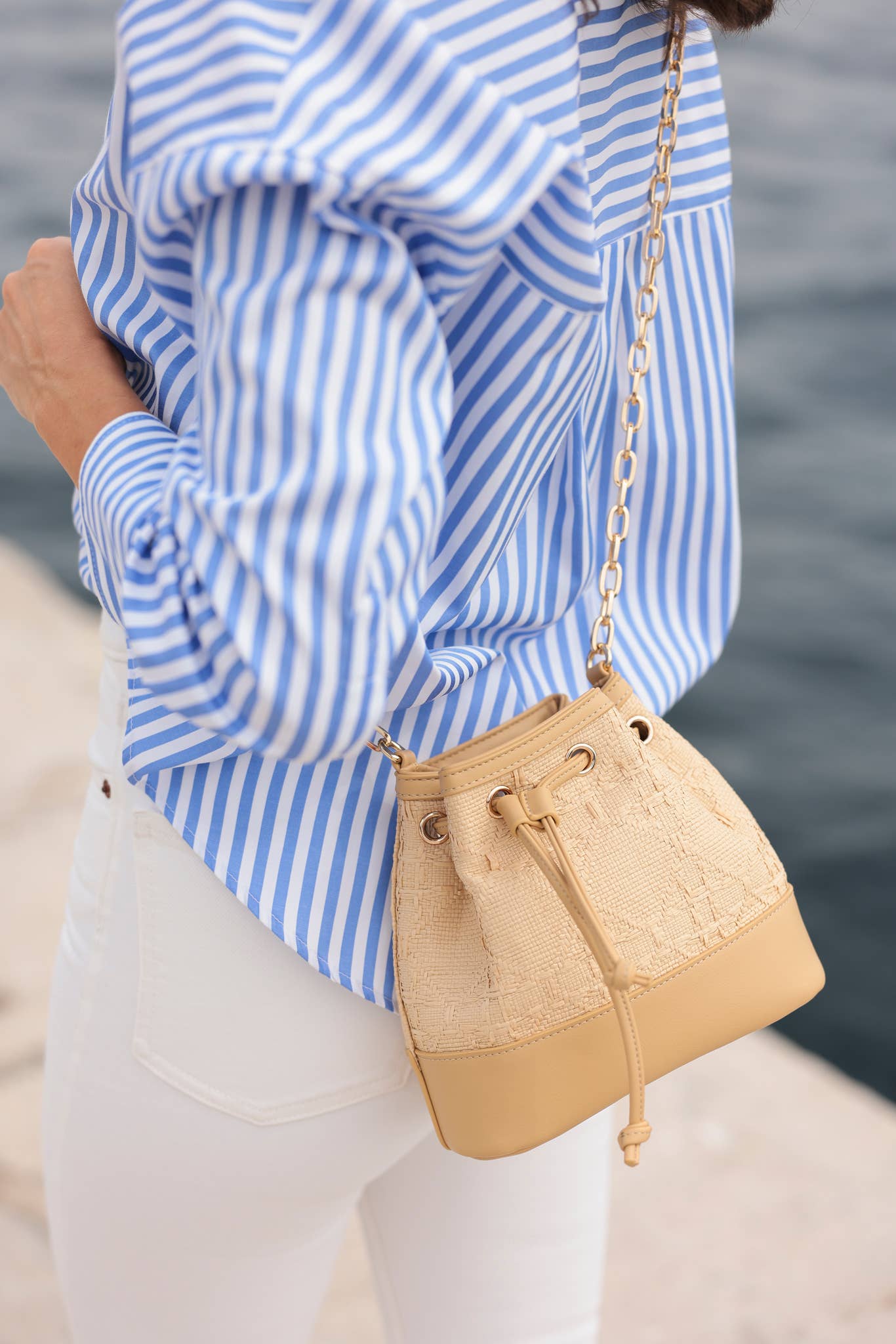 ADRIENNE BUCKET BAG: Straw