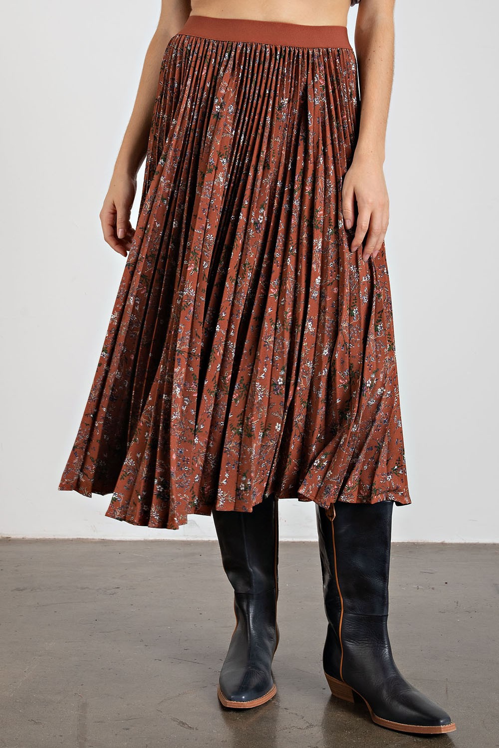 This elegant midi skirt boasts a floral print in lightweight poly crepe fabric, complete with an elastic waistband and delicate pleating for a breezy and graceful silhouette.
SMALL MEASUREMENTS : LENGTH 30"