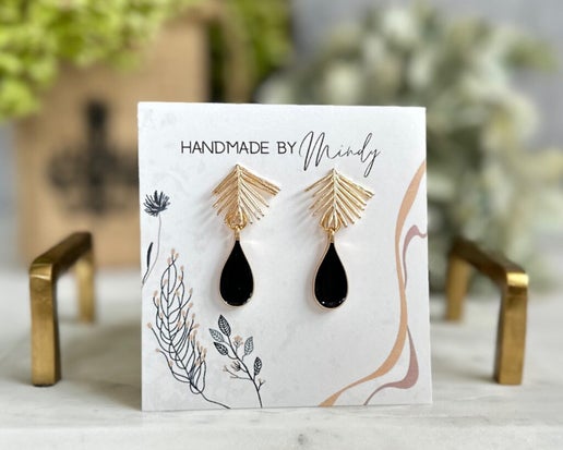 Billie Earrings - Mindy's Boutique - The Billie Earrings will certainly elevate your look with real gold plated feather studs and a beautiful black teardrop accent.