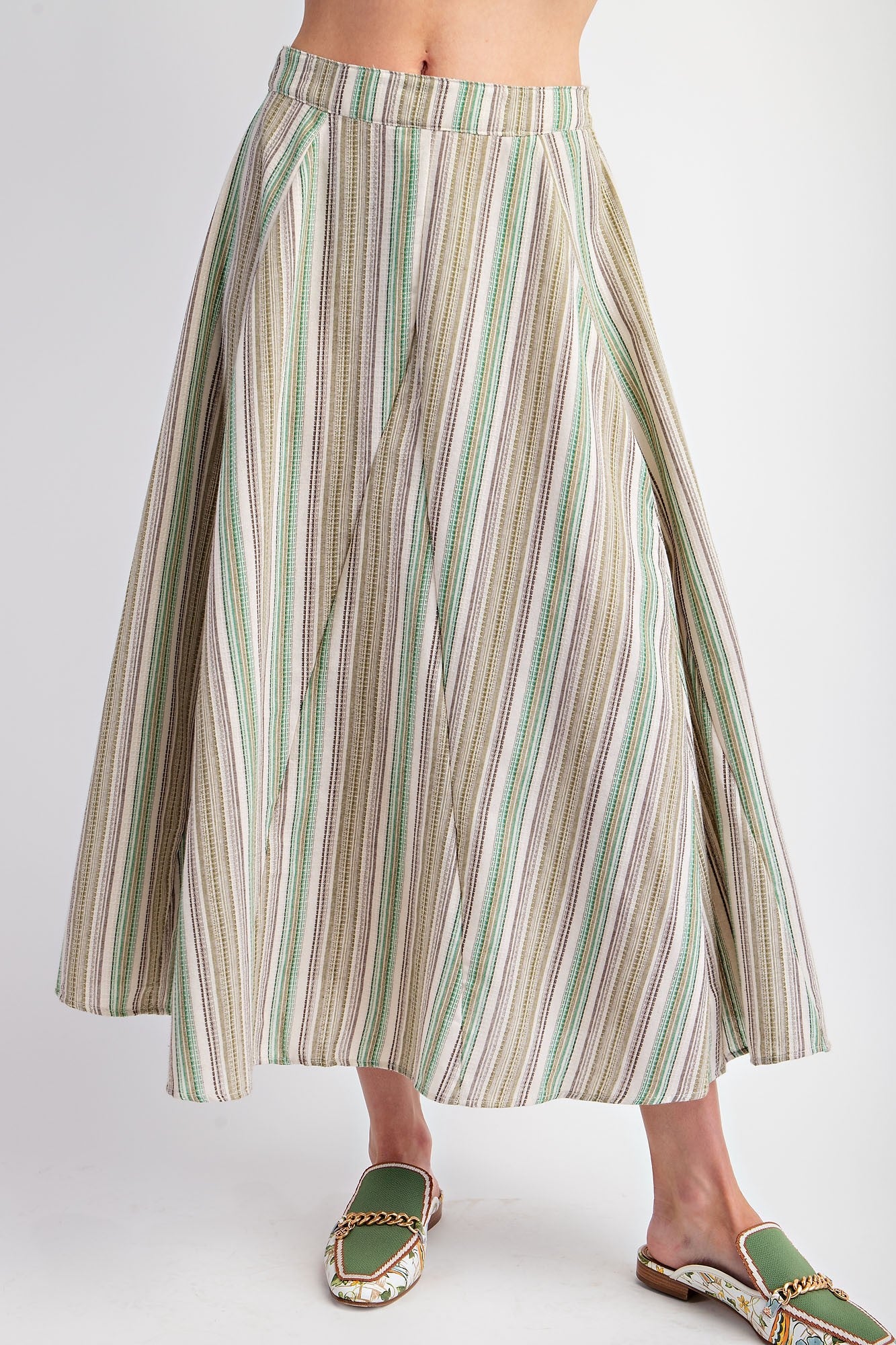 The Oakley skirt features a striped poly linen maxi with a side zipper closure. It has no pockets, but includes ruching detailing for a loose and relaxed fit.

SMALL MEASUREMENTS : LENGTH - 34" &amp; WAIST - 13.5"

Fabric: Cotton&nbsp;

Color: Sage&nbsp;