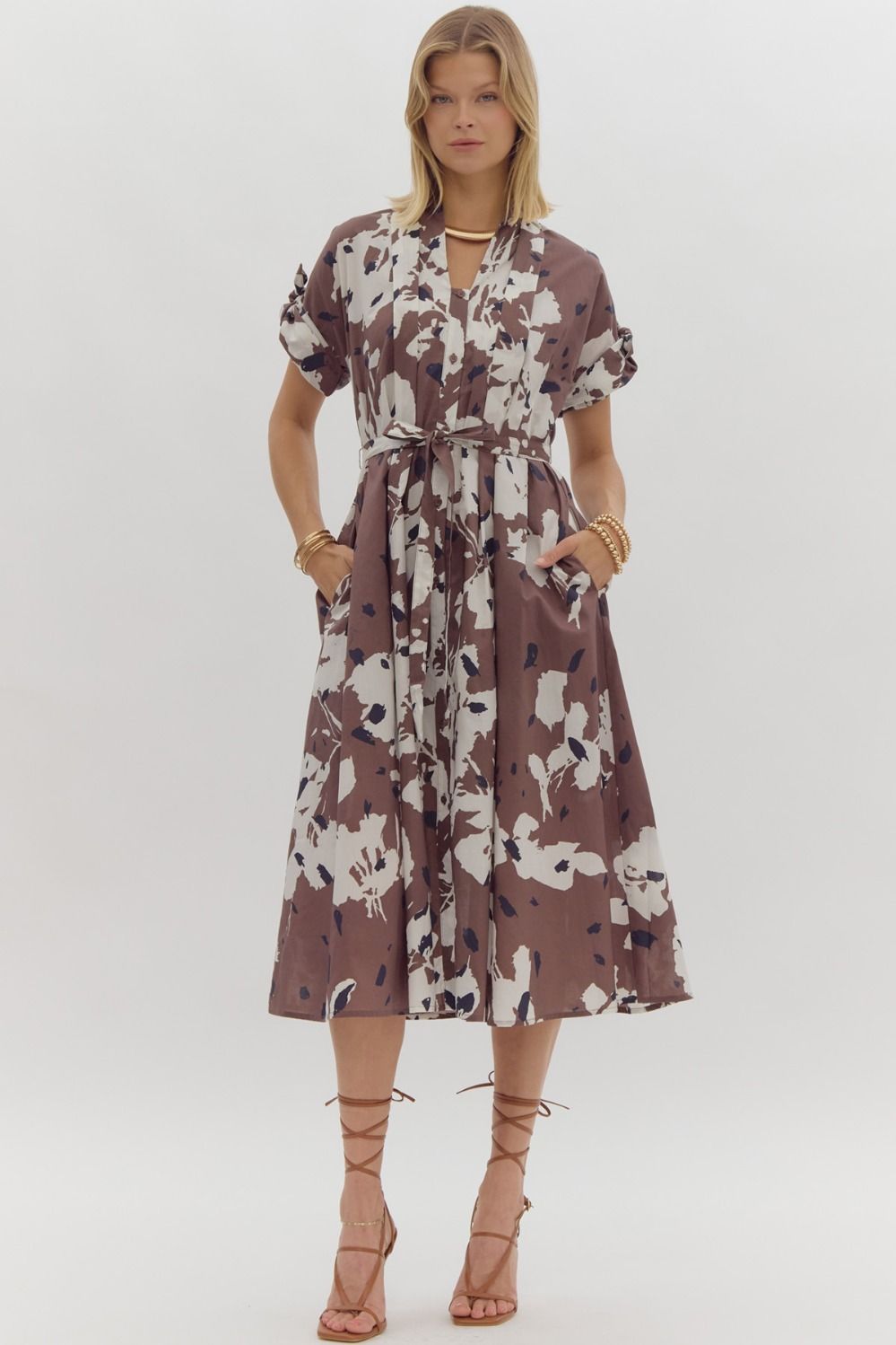 Crafted from lightweight, non-sheer woven fabric, this midi dress impresses with its printed design and convenient pockets at the side. The dress also features a self-tie detail at the waist and sleeves, all while maintaining a lined construction for added comfort and style.

Fabric Content:  100%COTTON
Model:  5'10" and wearing size Small.
