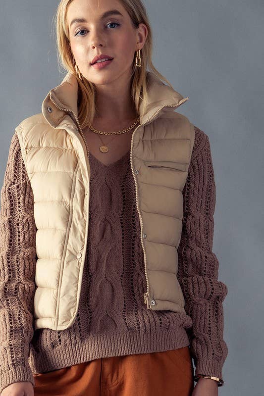 The Tate Quilted Vest Jacket features a stand collar and padded design, providing both style and warmth.

Model's wearing size small and her height is 5'7"

color: Khaki 